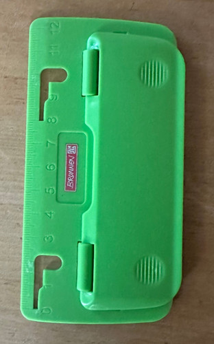 Taschenlocher und lineal - und,